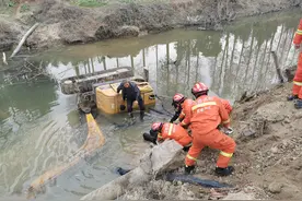 惊险！宜春一挖掘机翻下7米陡坡滚进河道！司机被困河中....图片