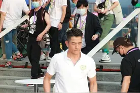 郭富城保养得真好！54岁梳油头穿白Polo衫，同框娇妻看不出年龄差图片