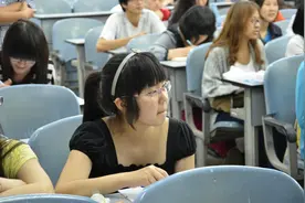 初中女生上厕所喜欢“结伴而行”，原因无非这3点，这回懂了图片