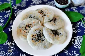 1碗糯米1捧黑芝麻做小饼，醇香味美外酥里糯，常吃养出乌黑发丝图片