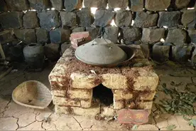 为何现在很多农民放着煤炭和煤气不用，反而去烧柴火做饭炒菜呢？视频封面