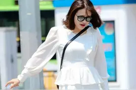 普通高跟鞋不能满足女生了，最近火了一款“七孔鞋”，巨显脚小图片