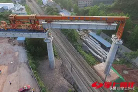 渝怀铁路增建二线湖南段首次实施跨铁路架梁施工图片