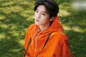 鹿晗看到关晓彤就走不动？暂停录制和女友待一起，吃东西也不忘她图片