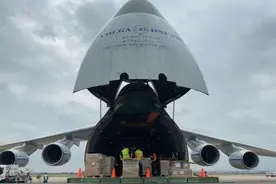 巨无霸运输机装满384万个口罩，飞往塞尔维亚，送去中国人民情谊图片