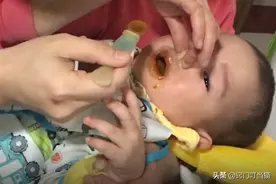 给宝宝喂药难？别再捏鼻子灌药了，学会这3步，让宝宝乖乖吃药图片