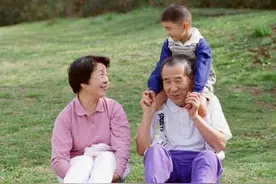 宝妈每月5000请阿姨带娃，婆婆很委屈：倒贴退休金不如保姆受欢迎图片