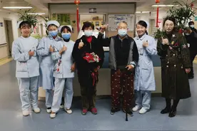 南大二附院消化内科病房里一场无声的告白图片