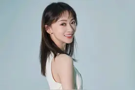 吴谨言也太瘦了，身穿“油墨画”裙配精致高跟鞋，轻松穿出高级感图片