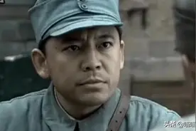 演员何政军：做家务还会给妻子缝扣子，结婚多年依然拿妻子当宝图片