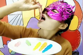 妹子试吃“口红果冻”，精致小巧，不同颜色不同味道，你喜欢吗？