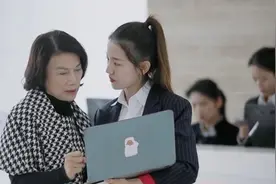 能力与颜值并存！董明珠22岁女秘书走红，也太会穿衣搭配了图片