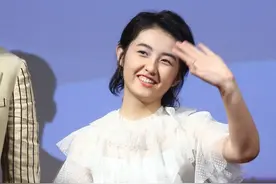 张子枫身穿白色蛋糕裙，展现小公主般的甜美笑容图片