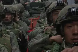 新疆军区首次解锁“星空迷彩”新型单兵作战系统加速列装图片