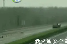 高速错过出口，一定要“将错就错”继续行驶，到下一出口下高速后再掉头返回。图片