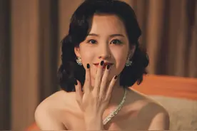 陈都灵好适合民国风，穿刺绣抹胸裙明艳动人，微卷造型复古优雅图片