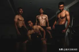 行走的荷尔蒙！钢铁硬汉“蓝朋友”大秀肌肉图片