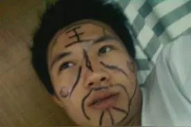 小伙打牌输了在脸上画画，你们玩扑克都是些什么惩罚？图片