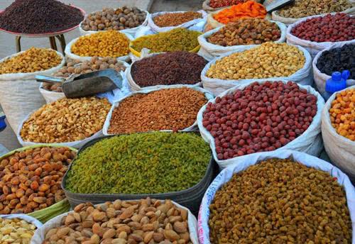 新疆是物产特别丰富的地区,俗话说,一方水土养一方人,新疆人不但美女