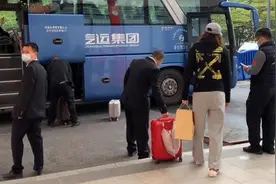 泪目！女排2大奥运冠军离开赛区，坐上大巴车与球迷挥手告别图片