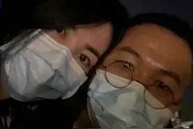 王菲音乐节疯玩丢手机，搂男粉贴脸合影，不怕谢霆锋吃醋？图片