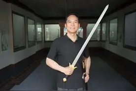 郑国荣的3把剑：一把卖出高价，一把陨铁铸造，一把为金庸定制图片