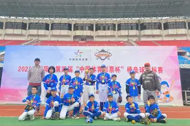 年少绿茵正当时，少年挥棒勇拼搏图片