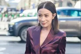 佘诗曼在国外造型太拉风，艳丽西装还带花哨印花，一般人可不敢穿图片