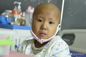 4岁女孩被摘除肾脏，家人含泪为她唱生日歌：不知她是否还有明年图片