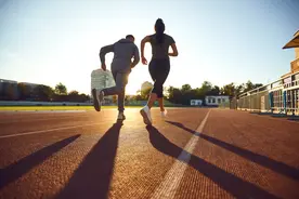 男人总爱和你抬杠，无非就这两种原因，真是让人好气又心疼图片