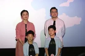 沙溢一家四口好幸福，穿亲子装十分时尚，搭配都很用心图片