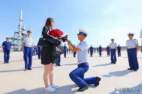 女友准备悄悄求婚 却被“蓝朋友”来个“反转剧情”浪漫求婚图片