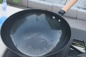 新买的铁锅别着急炒菜，学会“开锅养锅”，铁锅不粘锅还不生锈图片