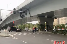 雨天斑马线易打滑，交管部门：正在试点防滑改造，将酌情在全市推广图片