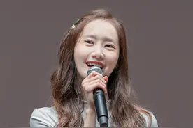 31岁林允儿保养得真好，穿1000背带裙美回到校园少女，看着像21岁图片