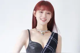 李圣经挑战女团发色，雪肤红发太好看了，又瘦又美图片