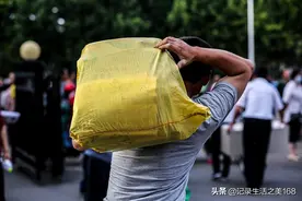 每个高考考生，背后都有一个坚实的臂膀，为了孩子，无怨无悔图片