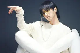 华晨宇：眼镜一戴，谁都不爱图片