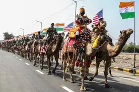 为迎接特朗普，印度警察骑骆驼巡街，还修了堵墙图片