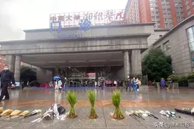 长沙市民自发到医院门口送别袁隆平院士，三束水稻寄托别样哀思图片