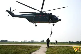 猛虎添翼！武警特战队员搭乘直升机融合训练图片