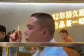 火锅店里制止邻桌吸烟遭泼不明液体当事人视频曝光：警方调解但未得到道歉，希望重视公共场所禁烟图片