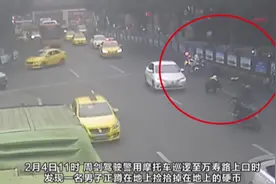 男子骑车千枚硬币撒了一路 身旁滚滚车流 这时他出手了图片