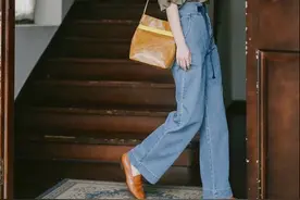 阔腿裤下面穿什么？建议这2种鞋子，舒适又显高，随便穿都很时髦图片