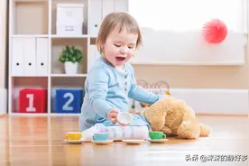 妈妈：玩具要放回原处，否则就扔掉！宝宝的反应，就是不同的家教图片