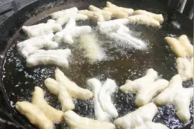 很多人喜欢吃油条，经常吃对身体有危害吗？听听专家的建议