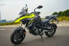 QJMOTOR骁500静态测评：标配鲍鱼卡钳、KYB国货之光图片