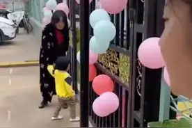 幼儿园门口的一幕，老师给家长布置作业，只有一位妈妈守信而来图片
