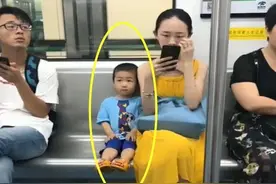地铁上，一小男孩因“坐姿”走红，网友：这才是最高级的“炫富”图片