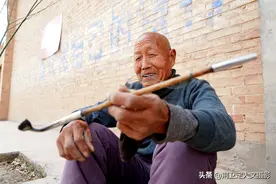 山西农村82岁老人，抽旱烟64年，看他如今生活成啥样图片